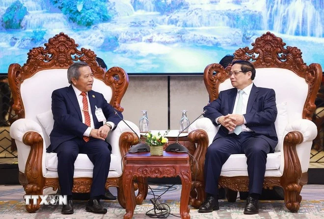 Le Premier ministre Pham Minh Chinh (droite) et le président de l'Association d'amitié Laos-Vietnam, Boviengkham Vongdara. Photo: VNA