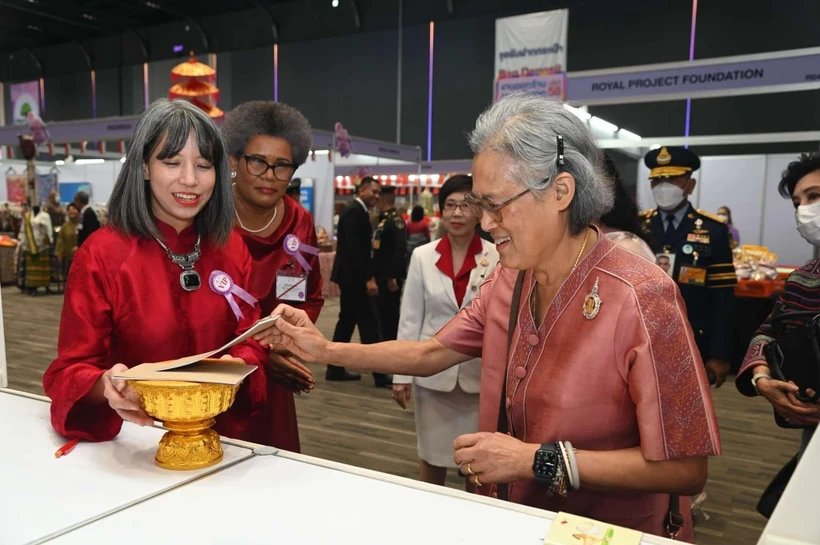 La Princesse Maha Chakri Sirindhorn de Thaïlande (droite) et l'épouse de l'ambassadeur du Vietnam en Thaïlande, Ho Thi Thu Trang. Photo: VNA