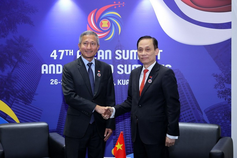 Le ministre vietnamien des Affaires étrangères, Le Hoai Trung (à droite), et son homologue singapourien, Vivian Balakrishnan. Photo: ministère vietnamien des Affaires étrangères