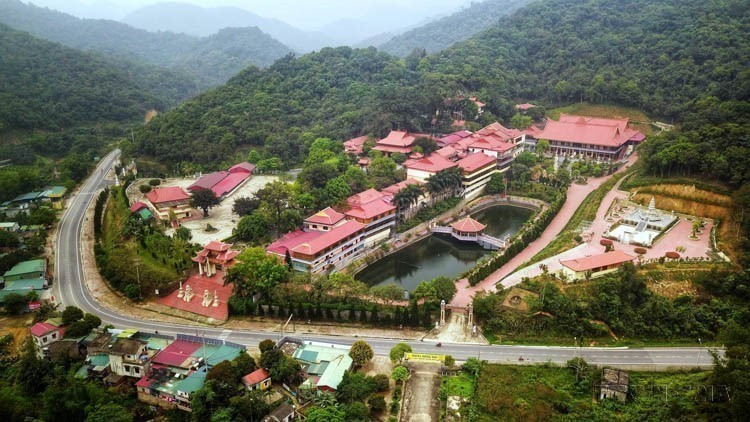 Le monastère zen Truc Lâm Yen Tu (également appelé pagode Lân), situé sur le mont Yen Tu, dans le complexe historique et paysager Yen Tu (province de Quang Ninh), est l’endroit choisi par le roi Tran Nhan Tong pour se retirer et pratiquer le bouddhisme. À l’origine, il s’agissait d’une grande pagode avec de vastes constructions, mais celles-ci ont été détruites par le temps, ne laissant que quelques vestiges au sol. En 2002, le monastère a été reconstruit. Photo : VNA