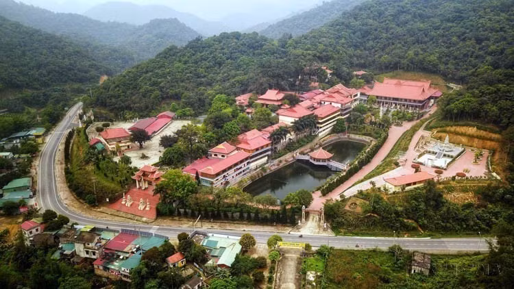 Le monastère zen Truc Lâm Yen Tu (également appelé pagode Lân), situé sur le mont Yen Tu, dans le complexe historique et paysager Yen Tu (province de Quang Ninh), est l’endroit choisi par le roi Tran Nhan Tong pour se retirer et pratiquer le bouddhisme. À l’origine, il s’agissait d’une grande pagode avec de vastes constructions, mais celles-ci ont été détruites par le temps, ne laissant que quelques vestiges au sol. En 2002, le monastère a été reconstruit. Photo : VNA