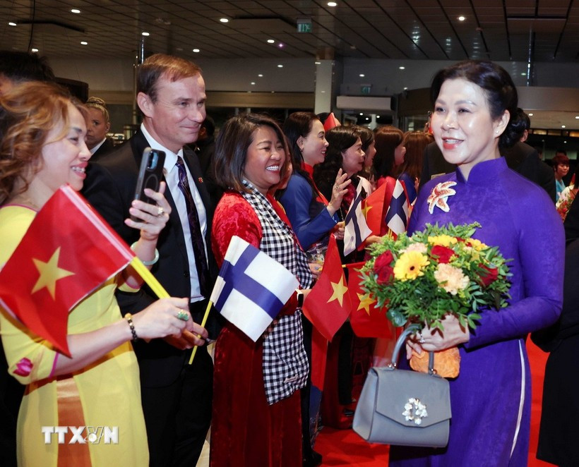 L’épouse du secrétaire général, Ngo Phuong Ly, et des Vietnamiens en Finlande. Photo: VNA