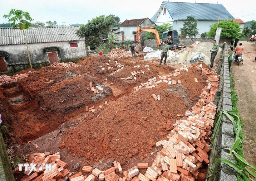 Construction d’une maison pour une famille méritante en difficulté de logement à Bac Giang. Photo : VNA