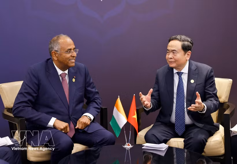 Le président de l’Assemblée nationale, Tran Thanh Man, et le président de l’Assemblée nationale de Côte d’Ivoire, Patrick Achi. Photo: VNA