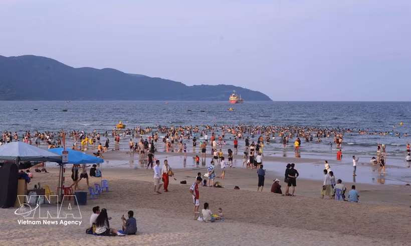 Les plages de Da Nang attirent de nombreux visiteurs à l’occasion des jours fériés. Photo : VNA
