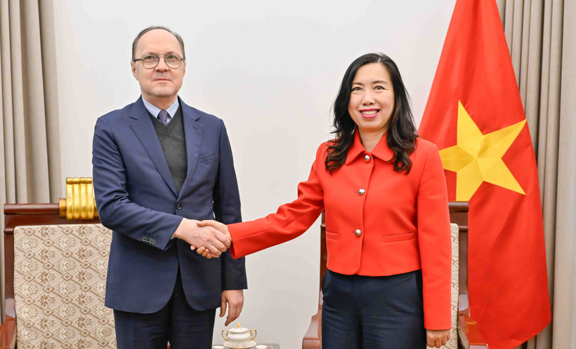 La vice-ministre des Affaires étrangères Le Thi Thu Hang, et l’ambassadeur de Russie au Vietnam, Gennady Bezdetko. Photo: VNA