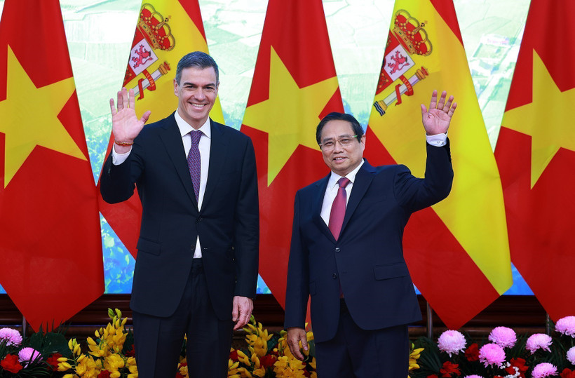 Le Premier ministre Pham Minh Chinh (droite) et son homologue espagnol, Pedro Sánchez. Photo: VNA
