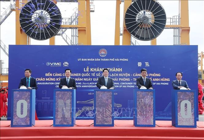 Le président Luong Cuong (au milieu) et des délégués à la cérémonie marquant l’entrée en exploitation des terminaux n°3 et 4 du port de Lach Huyen – Port de Hai Phong. Photo: VNA