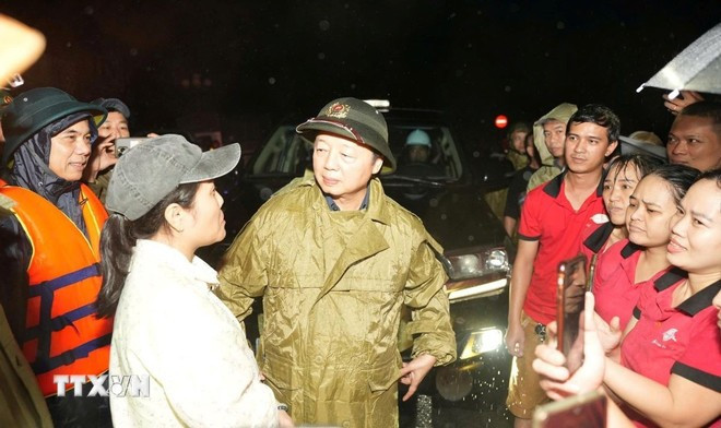 Le vice-Premier ministre rend visite aux habitants du quartier de Phu Xuân. Photo: VNA