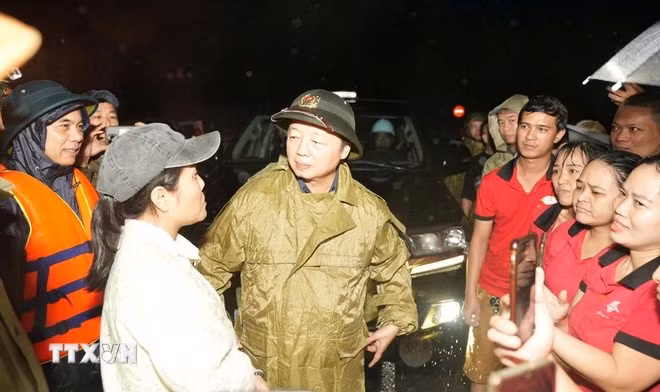 Le vice-Premier ministre rend visite aux habitants du quartier de Phu Xuân. Photo: VNA