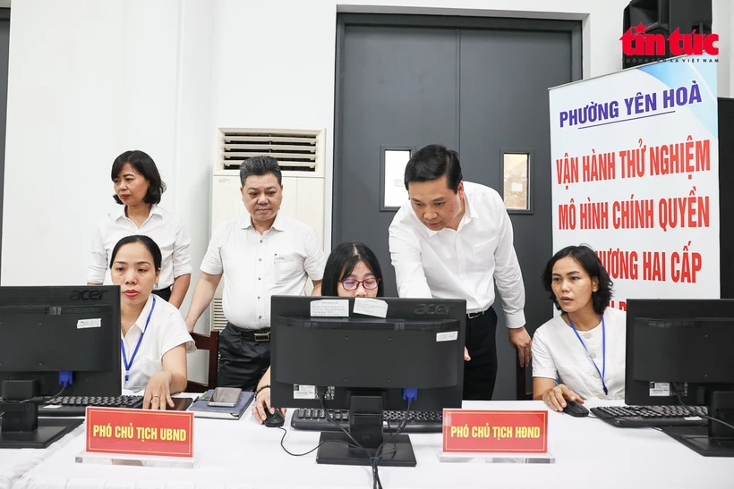 Les dirigeants du quartier de Yen Hoa - Hanoï vérifient le système informatique le premier jour d'expérimentation du modèle d'administration locale à deux niveaux.