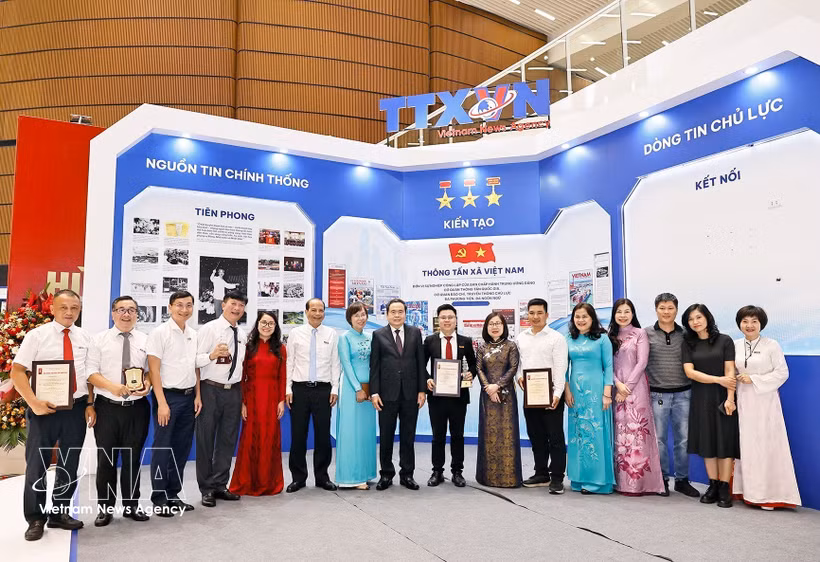Le président de l’Assemblée nationale, Tran Thanh Man, avec les dirigeants de la VNA et les lauréats du 20e Prix national de la presse (édition 2025). Photo : VNA
