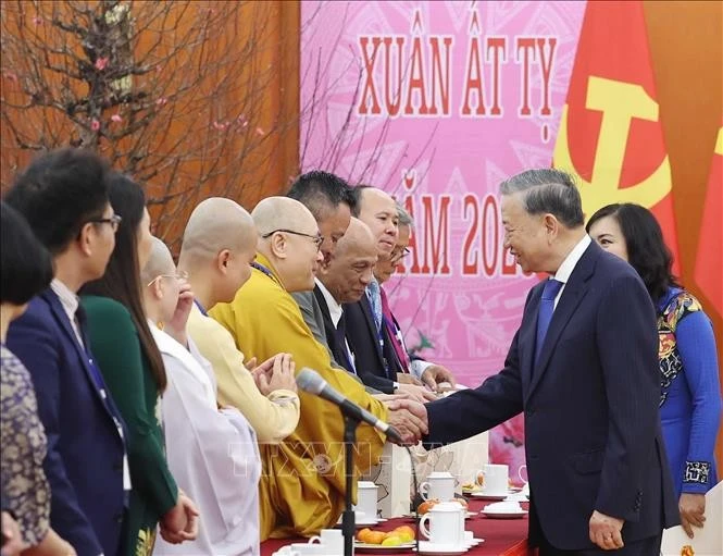 Le secrétaire général du Parti, Tô Lâm, et des Vietnamiens d'outre-mer lors de la rencontre. Photo: VNA