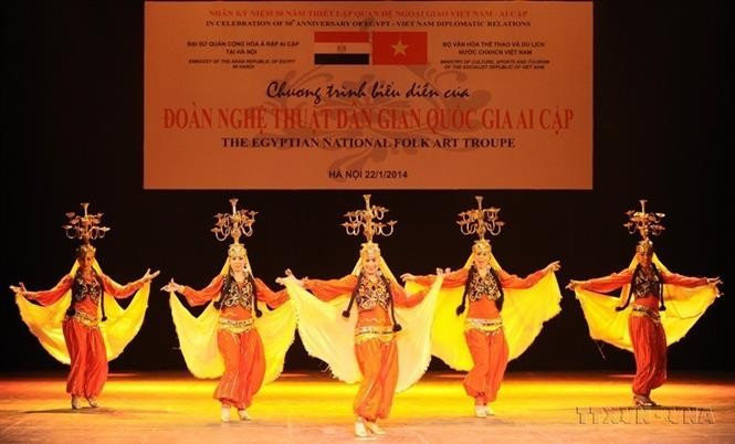 Des artistes égyptiens interprètent une danse traditionnelle à l'Opéra de Hanoï, le 22 janvier 2014. Photo : VNA