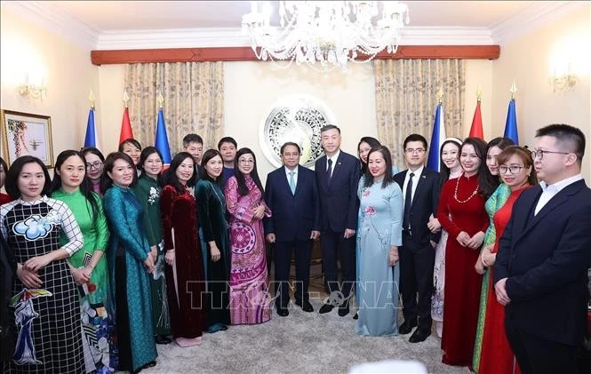 Le Premier ministre Pham Minh Chinh et son épouse (au milieu) et des Vietnamiens de République tchèque. Photo: VNA