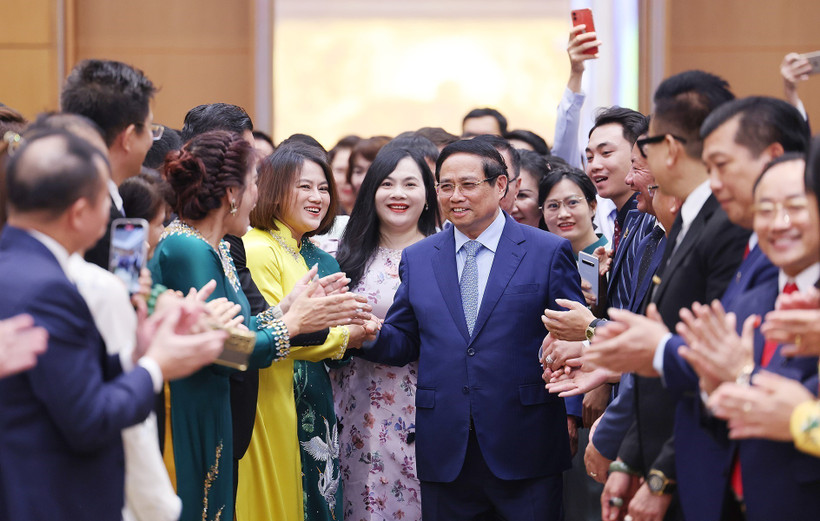 Le Premier ministre Pham Minh Chinh et des représentants d’entreprises. Photo: VNA