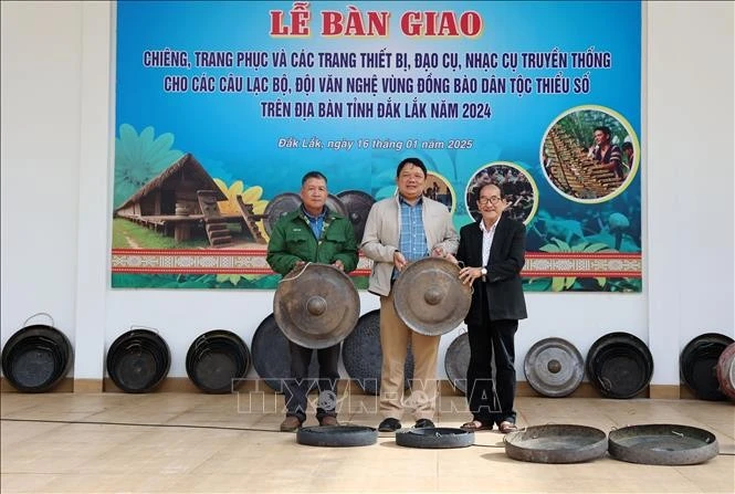 Remise de gongs. Photo: baotintuc.vn