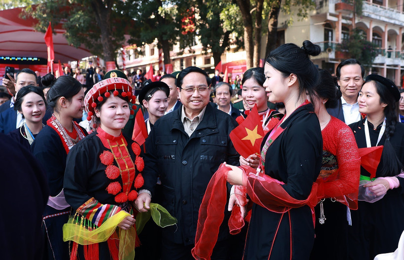 Le Premier ministre Pham Minh Chinh avec des élèves du Lycée des régions montagneuses du Viet Bac, dans la province de Thai Nguyen. Photo : VNA