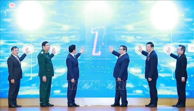 Le Premier ministre Pham Minh Chinh (3e à partir de la droite) à la cérémonie d'annonce et de lancement officiel de plusieurs systèmes informatiques du ministère de la Construction. Photo: VNA