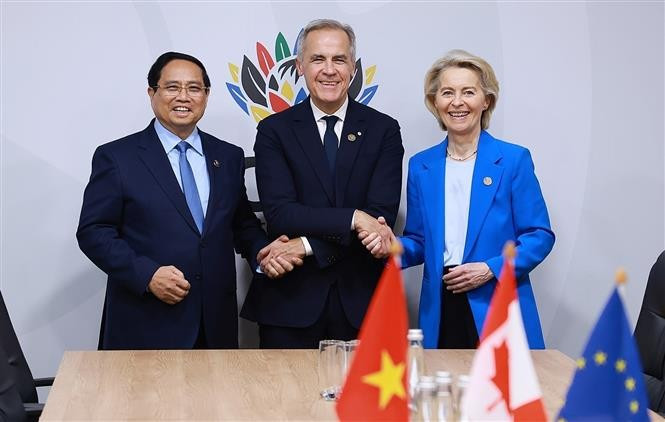 Le Premier ministre Pham Minh Chinh a rencontré le Premier ministre du Canada, Mark Carney, et la présidente de la Commission européenne (UE), Ursula von der Leyen. Photo: VNA