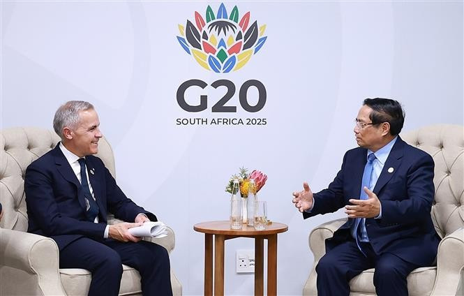 Le Premier ministre Pham Minh Chinh et son homologue canadien Mark Carney. Photo: VNA