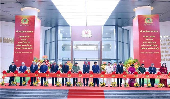 Le secrétaire général To Lam, le ministre de la Sécurité publique Luong Tam Quang et les dirigeants présents coupent le ruban inaugural. Photo: VNA