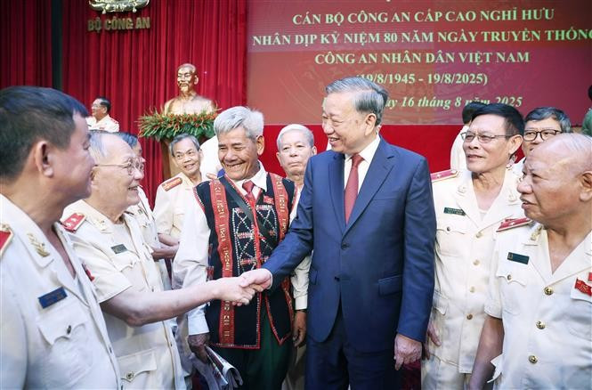 Le secrétaire général du Parti, Tô Lâm, rencontre d’anciens cadres supérieurs de la Police populaire. Photo: VNA