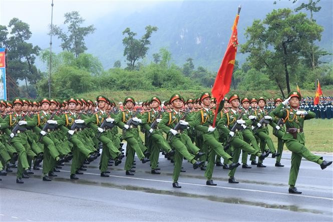 Entraînement des unités de la Police populaire pour le défilé en l'honneur du 80e anniversaire de la Fête nationale. Photo: VNA