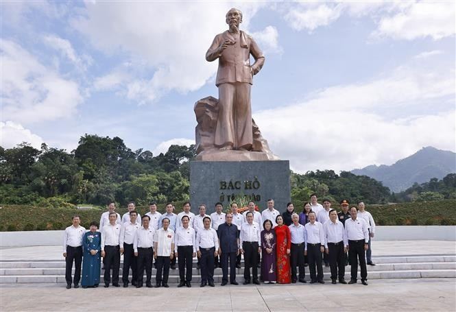 Le président de l'Assemblée nationale, Tran Thanh Man, et les délégués déposent des fleurs au monument du Président Hô Chi Minh. Photo : Doan Tan - VNA