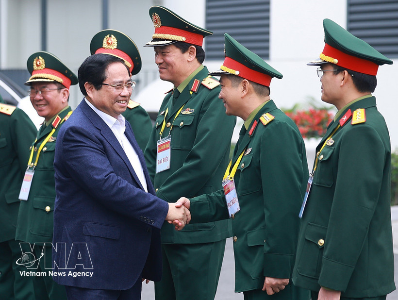 Le Premier ministre Pham Minh Chinh avec des dirigeants du groupe Viettel. Photo : VNA