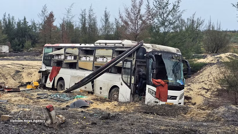 Un autocar gravement endommagé après un accident. Photo : VNA