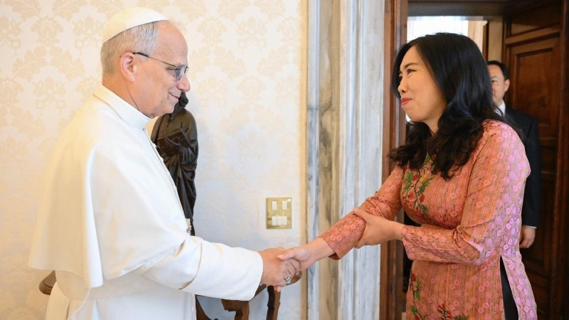 Le pape Léon XIV et La vice-ministre des Affaires étrangères, Le Thi Thu Hang. Photo: ministère des Affaires étrangères