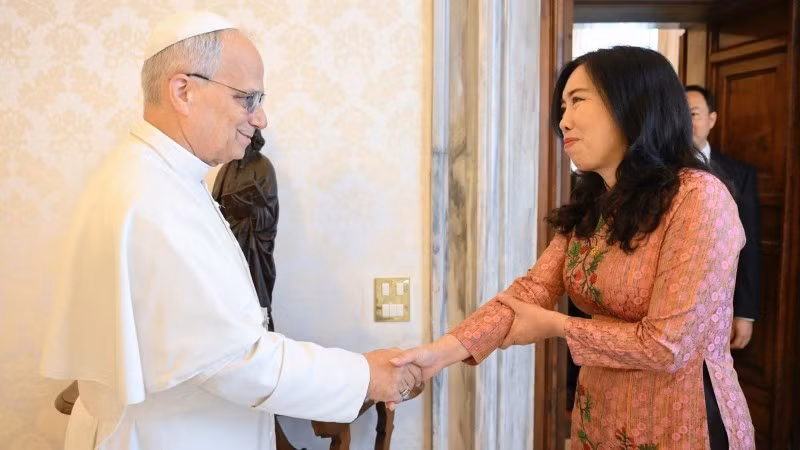Le pape Léon XIV et La vice-ministre des Affaires étrangères, Le Thi Thu Hang. Photo: ministère des Affaires étrangères