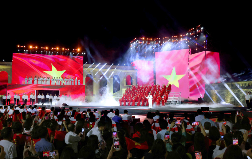 Le programme à la tour du Drapeau de Hanoï. Photo: VNA