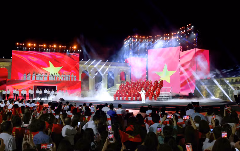 Le programme à la tour du Drapeau de Hanoï. Photo: VNA