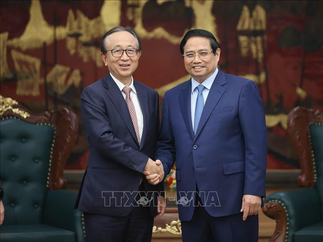 Hironori Kamezawa, directeur général de Mitsubishi UFJ Financial Group (MUFG), et le Premier ministre Pham Minh Chinh (droite). Photo: VNA