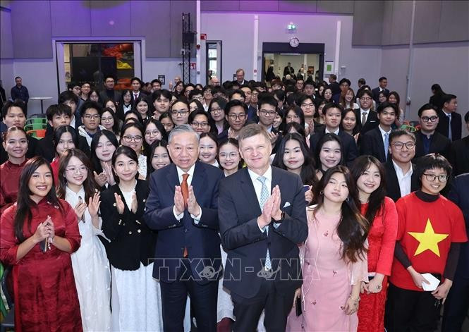 Le secrétaire général Tô Lâm, le président de l'Université Aalto, Ilkka Niemela, avec des étudiants vietnamiens étudiant en Finlande. Photo: VNA
