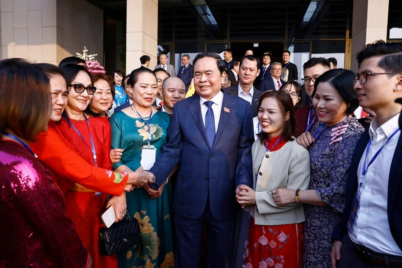 Le président de l'Assemblée nationale, Tran Thanh Man (au milieu), et des délégués. Photo: VNA