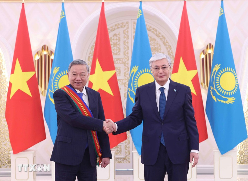 Le président du Kazakhstan, Kassym-Jomart Tokaïev (droite), et le secrétaire général du Parti communiste du Vietnam (PCV), Tô Lâm. Photo: VNA