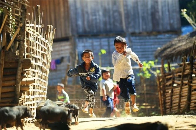 Des enfants vivant dans les régions montagneuses s’amusent. Photo d’illustration : VNA