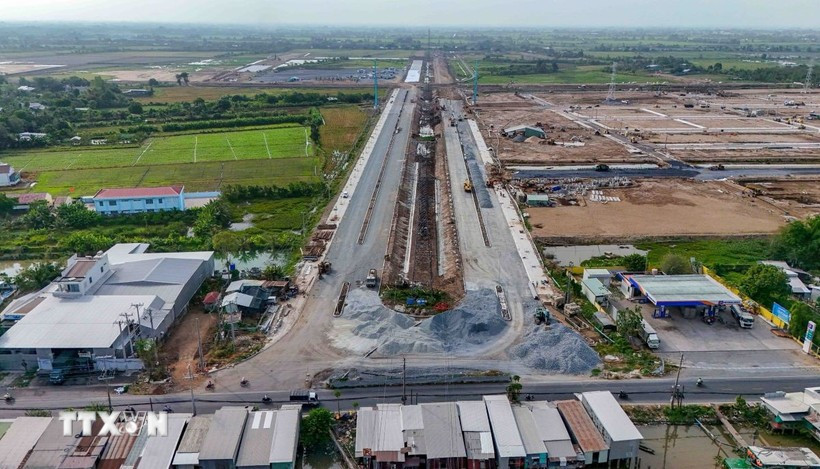 Route menant au parc industriel VSIP Can Tho à l'intersection avec la route nationale 80. Photo: VNA
