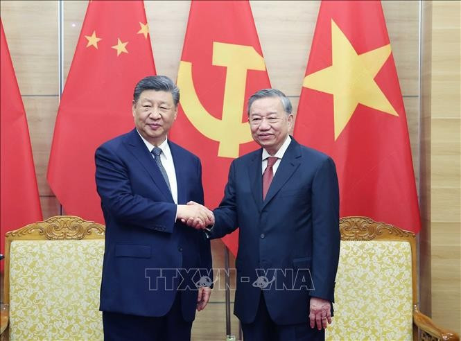 Le secrétaire général du Comité central du Parti communiste chinois (PCC) et président chinois, Xi Jinping, et le secrétaire général du Parti communiste du Vietnam, Tô Lâm. Photo: VNA