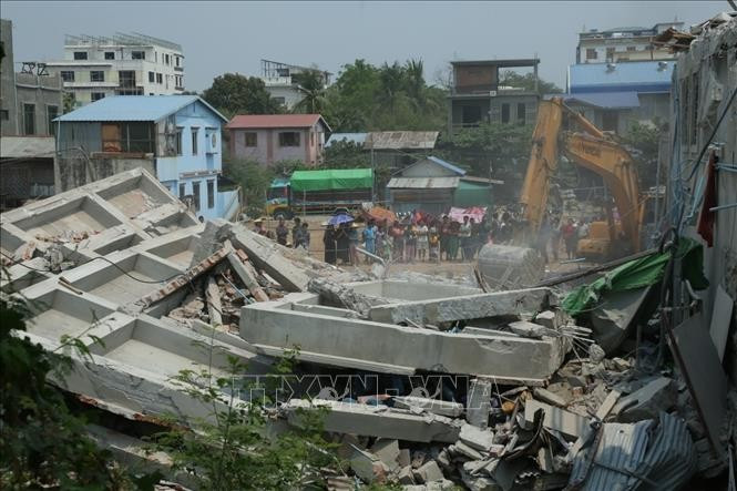 Des équipes de secours sont à la recherche des personnes disparues après le séisme survenu à Mandalay, au Myanmar. Photo : Xinhua/VNA