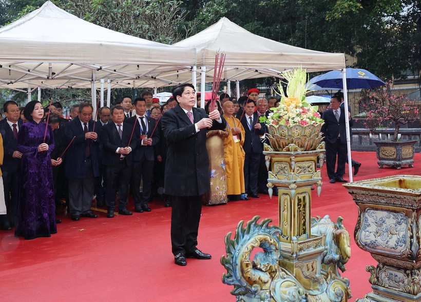 Le président Luong Cuong lors de la cérémonie devant la statue du roi Ly Thai To. Photo: VNA