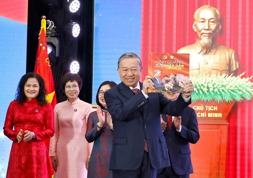 Le secrétaire général du Parti, To Lam, reçoit l’album photo « La gloire appartient à jamais au Peuple », offertpar l’Agence vietnamienne d’Information. Photo: VNA
