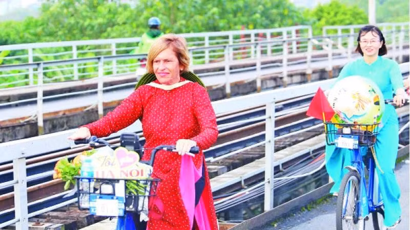 Stella Ciorra dans un périple à vélo pour promouvoir l'áo dài vietnamien. Photo : Journal Nhân Dân électronique
