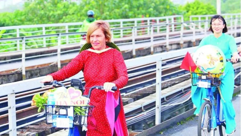 Stella Ciorra dans un périple à vélo pour promouvoir l'áo dài vietnamien. Photo : Journal Nhân Dân électronique