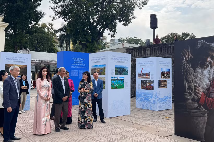 Délégués à l'exposition. Photo: baochinhphu.vn