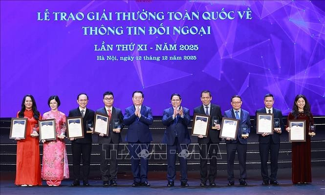 Le Premier ministre Pham Minh Chinh et le général Nguyen Trong Nghia, chef du Département politique général de l'Armée populaire vietnamienne, remettent le prix A aux lauréats. Photo : VNA