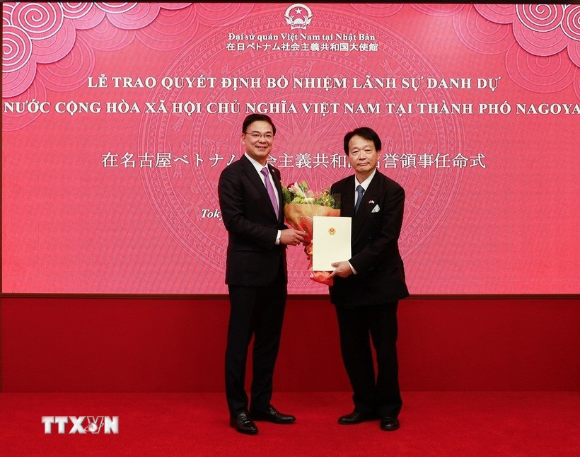 L’ambassadeur du Vietnam au Japon, Pham Quang Hieu (à gauche), et le professeur et docteur Natsume Nagato. Photo: VNA